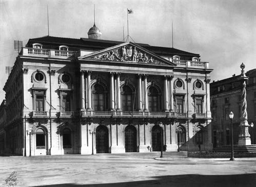 Câmara Municipal de Lisboa, fachada e pelourinho