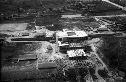 Fotografia aérea das obras de construção do Matadouro Frigorífico de Lisboa